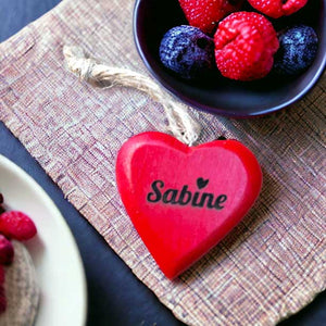 Personalisierter Dekoanhänger 5cm rotes Herz aus Holz mit Name