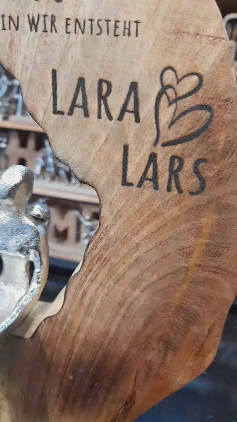 Aufsteller runde Skulptur mit Paar sitzend personalisiert Hochzeit Deko mit Gravur liebe