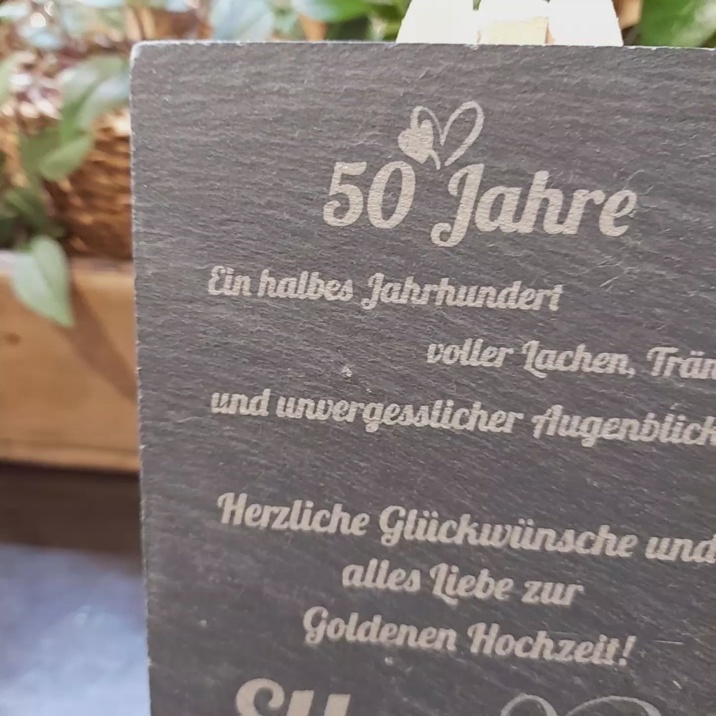 Personalisierte Schiefertafel mit Gravur auf Holz Staffelei